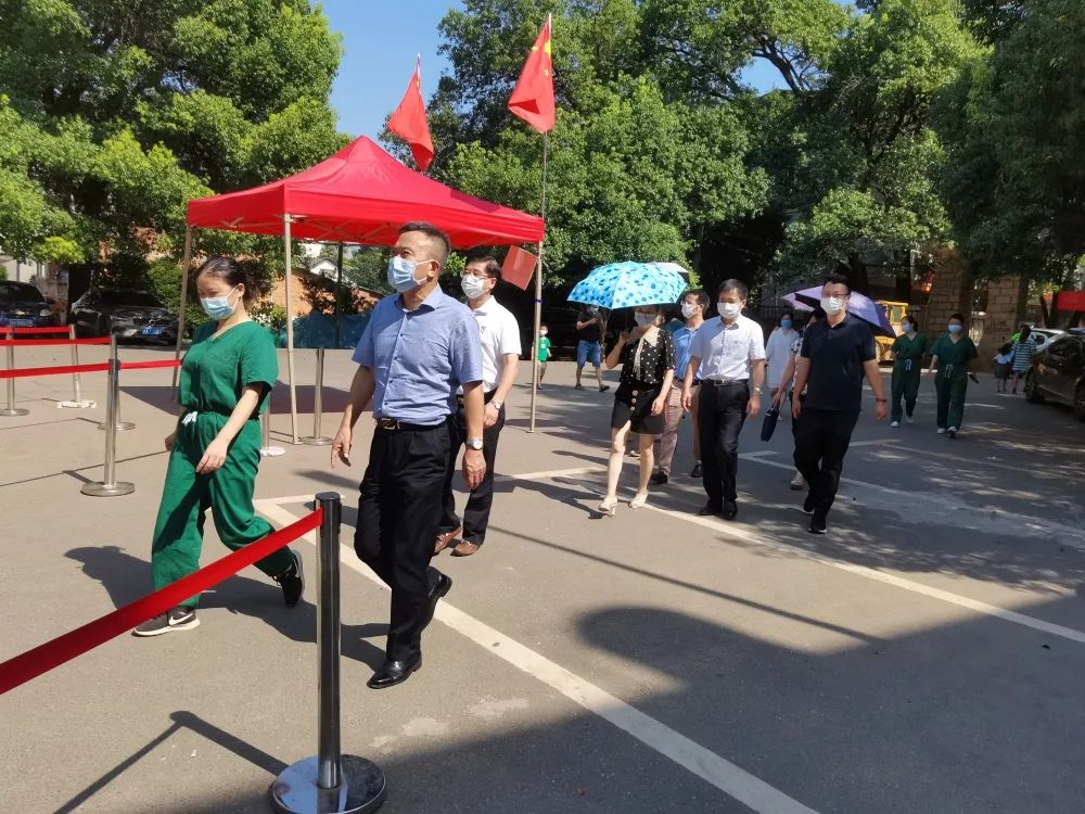 必发9988集团领导赴经开区核酸采样点慰问采样队员